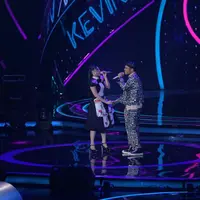 Via Vallen dan Kevin saat duet di Result and Reunion Indonesian Idol 2018. (Foto: Deki Prayoga/Bintang.com)