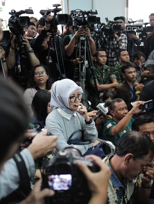 Ekspresi istri terdakwa kasus dugaan penghilangan barang bukti pengaturan skor Joko Driyono saat menghadiri sidang vonis di PN Jakarta Selatan, Selasa (23/7/2019). Amar putusan dibacakan Ketua Majelis Hakim Kartim Haerudin. (Liputan6.com/Faizal Fanani)