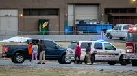 Polisi mengawal siswa SMA Marshall County High School untuk mengambil kendaraan mereka pascapenembakan mematikan di Benton, Kentucky, Amerika Serikat, Selasa (23/1). (Ryan Hermens/The Paducah Sun via AP)