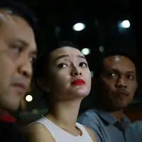 Dengan mimik muka sedih, ia memohon maaf sedalam-dalamnya pada orang yang melaporkannya. (Deki Prayoga/Bintang.com)