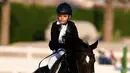 Seorang anak ambil bagian dalam latihan untuk mengawali Kejuaraan Lompat Kuda di Kuwait Riding Center di Kegubernuran Mubarak Al-Kabeer, Kuwait, pada 6 November 2020. Kuwait pada Jumat (6/11) meluncurkan Kejuaraan Lompat Kuda di Kuwait Riding Center di kegubernuran tersebut. (Xinhua/Ghazy Qaffaf)