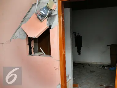 Suasana di dalam kamar kos-kosan terduga anggota jaringan teroris, Bekasi (11/12). Tim Densus 88 Mabes Polri berhasil menangkap tiga orang terduga kelompok teroris semalam dan menemukan bom siap ledak yang berdaya ledak tinggi. (Liputan6.com/JohanTallo)