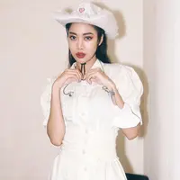 Widi Vierratale berpose memakai topi ala koboi dengan dress pendek berwarna putih. Penyanyi kelahiran 90-an ini mulai sering mengenakan aksesoris kepala saat manggung. (Instagram/@widikidiwdkdw)