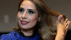 Desainer Meksiko, Adriana Macias menata rambutnya di Guadalajara, negara bagian Jalisco, Meksiko (15/5/2019). Adriana Macias Terlahir tanpa kedua tangan tak membuatnya berputus asa atas hidupnya.  (AFP Photo/Ulises Ruiz)