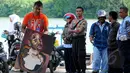 Adik terpidana mati, Myuran Sukuran membawa lukisan karya Myuran Sukuran usai berkunjung ke Lapas Nusakambangan, Jawa Tengah, Selasa (28/4/2015). Lukisan tersebut sebagai kenangan-kenangan untuk keluarga Myuran Sukumaran. (Liputan6.com/Yoppy Renato)