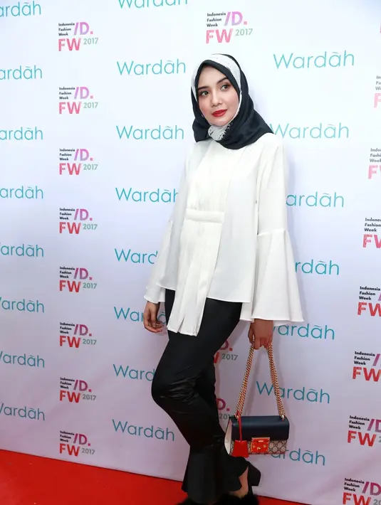 Pemeran 26 tahun itu juga tidak merasakan bosan saat dengan rutinitasnya belakangan ini. Lantaran, ia mengaku bahwa membuat desain merupakan salah satu hobinya. (Adrian Putra/Bintang.com)