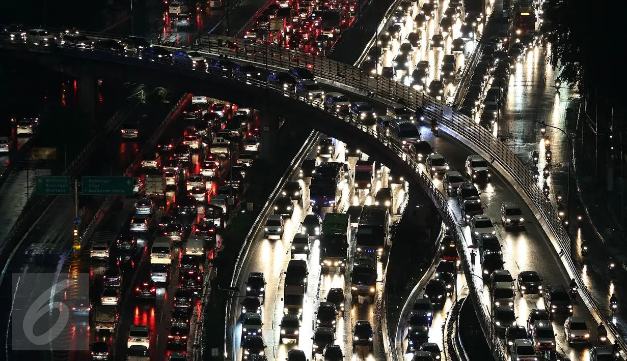 Kondisi arus lalu lintas di kawasan Gatot Subroto, Jakarta, Rabu (7/9). Hujan yang mengguyur kawasan Jakarta membuat sejumlah ruas jalan di beberapa titik Ibu Kota mengalami kemacetan luar biasa. (Liputan6.com/Johan Tallo)