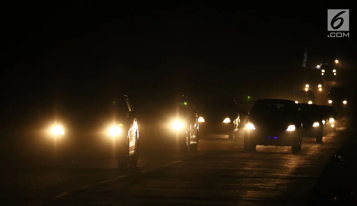Pemudik melintasi jalan Tol Fungsional Brebes-Batang di Pemalang, Jawa Tengah, Kamis (22/6). Kondisi jalan tol fungsional tersebut belum dilengkapi dengan lampu penerang jalan. (Liputan6.com/Gempur M Surya)