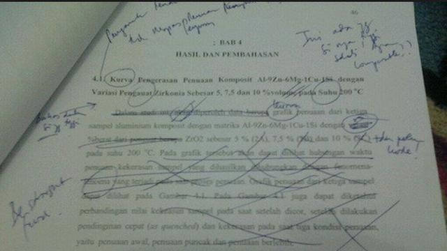 6 Tulisan Revisi Dosen di Skripsi Ini Susah Bacanya, Mahasiswa Makin Pusing