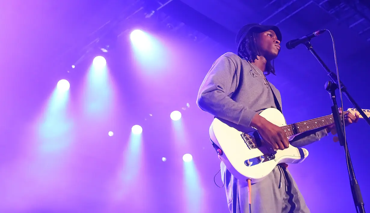 "Apa kabar? Aku cinta kamu!" adalah cara Daniel Caesar menyapa penonton yang disambut riuh. (Bambang E. Ros/Bintang.com)