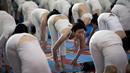 Peserta Hari Yoga Sedunia di Beijing, Cina. (AP Photo/Andy Wong)