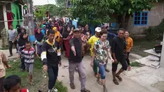 Pada unggahan terbarunya, Dul Jaelani tampak seperti sedang blusukan meninjau sebuah lokasi. Apalagi ditambah banyak warga yang mengikutinya dari belakang. Kekasih Tissa Biani itu semakin terlihat seperti seorang kepala daerah yang sedang berinteraksi langsung dengan warga. (Liputan6.com/IG/@duljaelani)