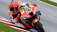 Pembalap Repsol Honda, Marc Marquez, finis ketiga pada sesi kualifikasi MotoGP Malaysia 2022. (AFP/Mohd Rasfan)