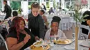 Katelin Decraene dan putrinya menikmati hidangan sebuah pesta di Ritz Charles, 15 Juli 2017. Sarah Cummins batal menikah dan menyumbangkan dana pernikahannya sebesar Rp 398 juta untuk pesta bagi tunawisma. (Kelly Wilkinson/The Indianapolis Star via AP)