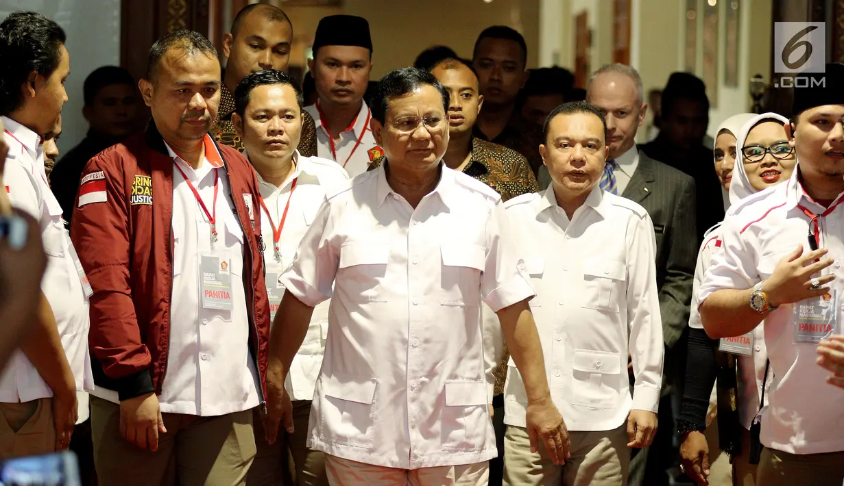 Ketum Gerindra Prabowo Subianto sebelum Rakernas Bidang Hukum dan Advokasi di Hotel Sultan, Jakarta, Kamis (5/4). Pertemuan tertutup itu rencananya membahas strategi pencalonan Prabowo pada Pilpres 2019. (Liputan6.com/Johan Tallo)