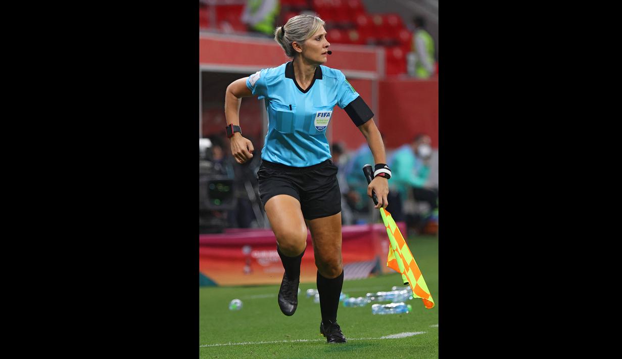Asisten wasit wanita asal Brasil, Neuza Back yang ikut ambil bagian dalam pertandingan Piala Dunia Antarklub 2020 antara Ulsan Hyundai dan Al Duhail. (AFP/Karim Jaafar)