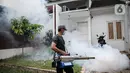 Aktivitas "fogging" atau pengasapan di perumahan Cinere Green Valley, Tangerang Selatan, Minggu (17/1/2021). Pengasapan untuk pencegahan penyakit Demam Berdarah Dengue (DBD) yang disebabkan gigitan nyamuk Aedes Aegypti terlebih sudah memasuki musim hujan. (Liputan6.com/Faizal Fanani)
