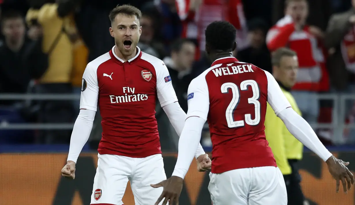 Pemain Arsenal, Aaron Ramsey (kiri) merayakan golnya ke gawang CSKA Moscow pada leg kedua Liga Europa di CSKA Arena, Russia, (12/3/2018). Arsenal lolos ke Semifinal dengan agregat gol 6-3. (AP/Pavel Golovkin)