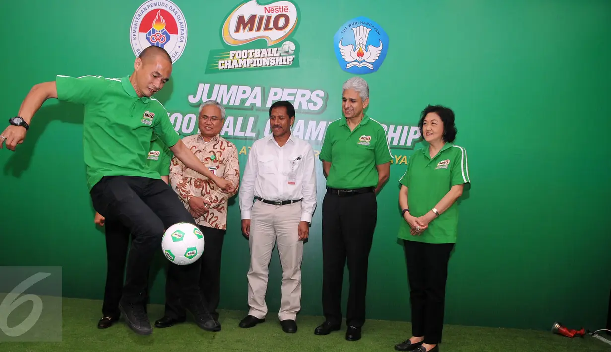 Mantan Pemain Timnas Indonesia  Kurniawan Dwi Yulianto (kiri) bermain bola saat konpers di Jakarta, (10/2). Milo Football Championship 2016  diselenggarakan di Medan, Makasar dan Bandung pada Februari hingga Maret. (Liputan6.com/Gempur M Surya)