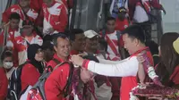 Menpora Imam Nahrawi mengalungkan bunga kepada atlet kontingen Indonesia pada ajang ASEAN Para Games 2017 yang tiba di Tanah Air, Minggu (24/9/2017). (Bola.com/Ronald Seger)