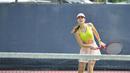 Pevita Pearce tampil dengan outfit bak atlet tenis, dengan mengenakan sport bra berwarna hijau neon dan rok pink muda pendek.  (Instagram/pevpearce)