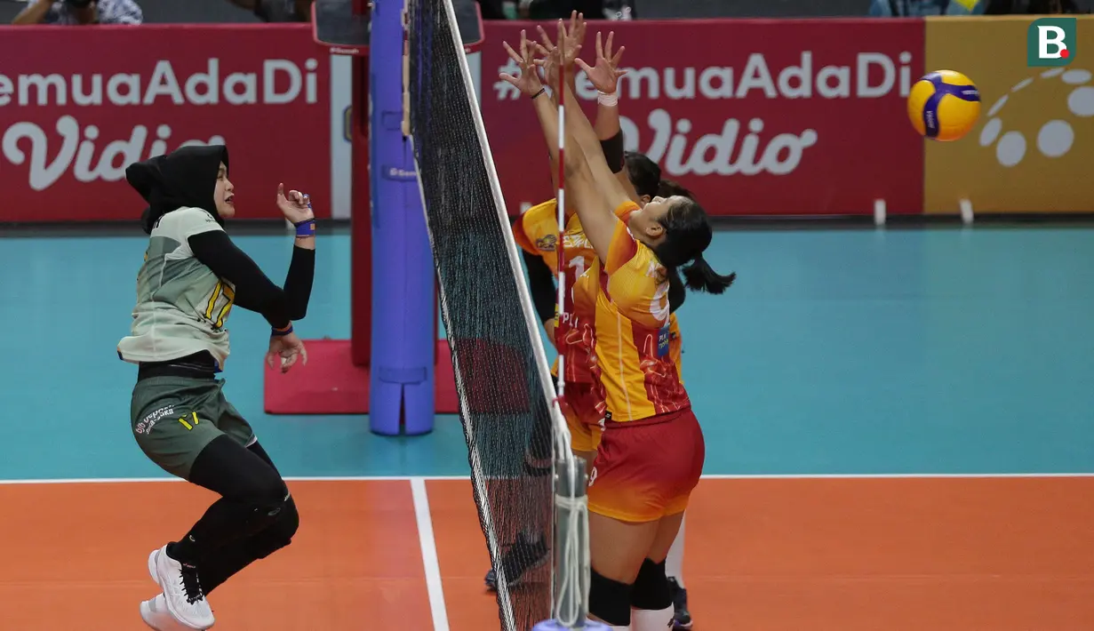 Pemain Bandung BJB Tandamata, Wilda Siti Nurfadhilah Sugandi (kiri) melakukan spike saat laga lanjutan PLN Mobile Proliga 2022 melawan Jakarta Elektrik PLN di Padepokan Voli Jenderal Polisi Kunarto, Sentul, Jumat (21/01/2022). (Bola.com/Bagaskara Lazuardi)