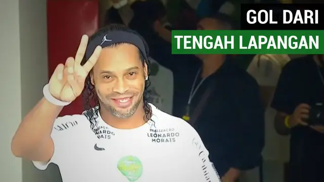 Ronaldinho mencetak gol spektakuler dari tengah lapangan pada laga amal.