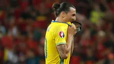 Penyerang Swedia, Zlatan Ibrahimovic menampakkan raut kekecewaan usai pertandingan lanjutan grup E piala Eropa 2016 di Stade de Nice, Prancis, (22/6). Swedia kalah melawan Belgia dengan skor 0-1. (REUTERS / Yves Herman)
