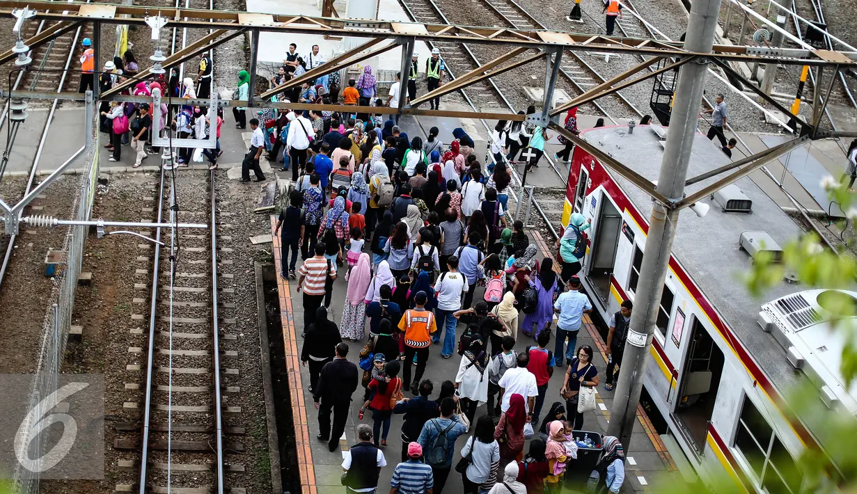 Suasana saat pulang kerja di Stasiun Tanah Abang, Jakarta, Senin (11/7). Stasiun Tanah Abang mulai terlihat ramai usai libur lebaran. (Liputan6.com/Faizal Fanani)