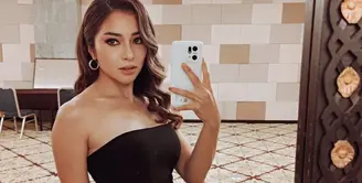 Nikita Willy mengenakan bodycon hitam off shoulder. Dipadukan anting hoop dengan gaya rambut wavenya. (@nikitawillyofficial94)