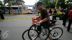 Warga melintas didepan Mapolresta Solo pasca ledakan bom bunuh diri, Solo, Jawa Tengah, (5/7). Teroris meledakkan bom bunuh diri di depan Sentra Pelayanan Kepolisian Terpadu Kepolisian Mapolresta Solo, Jawa Tengah. (Boy Harjanto)