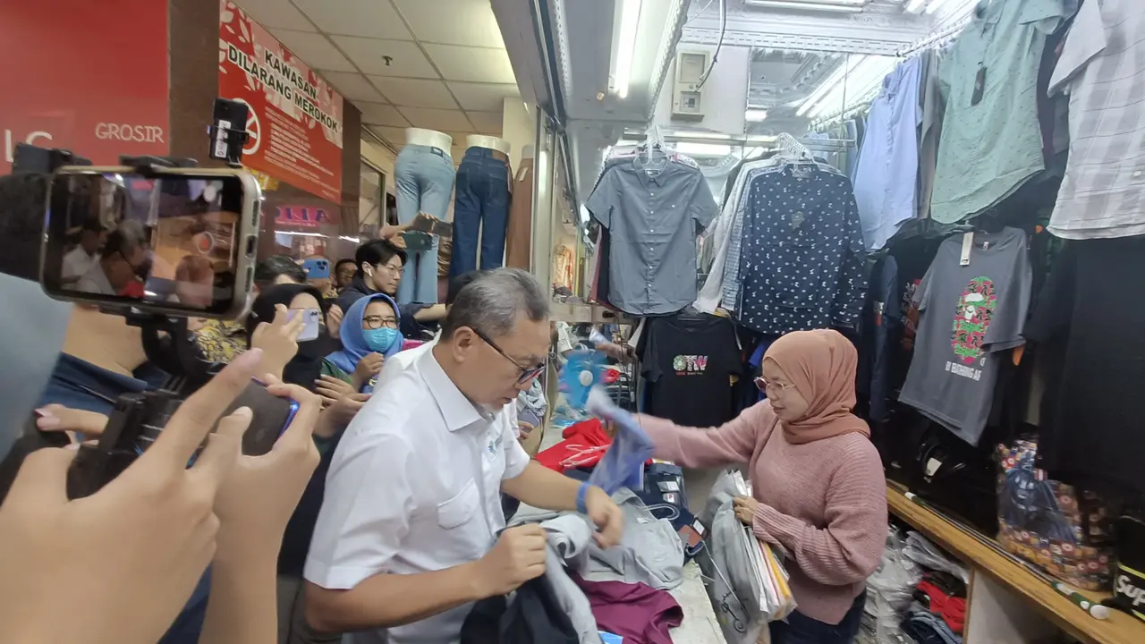 Menteri Perdagangan (Mendag) Zulkifli Hasan mengunjungi pasar Blok A Tanah Abang di Jakarta Pusat, Kamis (15/3/2024). (Foto:Sulaeman)