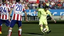 Duel panas terjadi di laga Liga Spanyol antara Atletico Madrid dengan Barcelona di Stadion Vicente Calderon, Senin (18/5/2015). Barcelona menang 1-0 atas Atletico Madrid. (Reuters/Juan Medina)