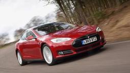 Meski mobil listrik, namun Tesla Model S P90D ini tak perlu diragukan soal performa. (Source: Autocar.com)
