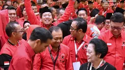 Presiden Joko Widodo atau Jokowi menyalami Ketua Umum PDIP Megawati Soekarnoputri saat Rakernas PDIP III Tahun 2018 di Badung, Bali, Jumat (23/2). Jokowi mengapresiasi kepercayaan yang kembali diberikan. (Liputan6.com/Pool/Biro Pers Setpress)