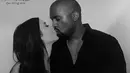 Rupanya kebahagiaan masih menyelimutinya, Hari ini, Jumat (23/10/2015), tepat dua tahun lalu Kanye West melamar Kim kardashian untuk menjadi istrinya. (Via Instagram/@kimkardashian)