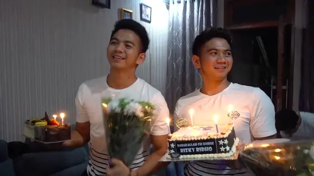 Momen Kejutan Ulang Tahun Rizki dan Ridho DA2 yang ke-24, Tak Dihadiri Nadya Mustika. (Sumber: YouTube/2 R Production)