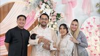 Ayu Ting Ting Dibalut saat Aqiqah Anak Kiky Saputri. [@ayutingting92]