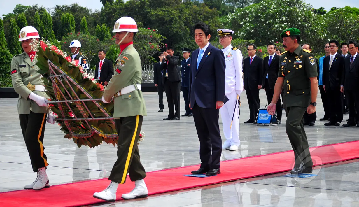 PM Jepang, Shinzo Abe bersiap melakukan upacara penghormatan di Taman Makam Pahlawan, Jakarta, Rabu (22/4/2015). PM Abe berdoa untuk Eto Sichio, warga Jepang yang membantu perjuangan rakyat Indonesia saat perang kemerdekaan. (Liputan6.com/Yoppy Renato)