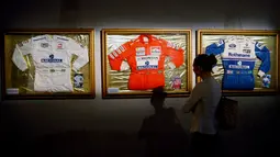 Diruang pameran yang ada di Sirkuit Imola (1/5/2014), pengunjung bisa melihat-lihat baju balap yang pernah digunakan Ayrton Senna. (REUTERS/Alessandro Garofalo)