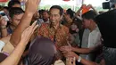 Para siswa tampak mengerumuni dan meminta   bersalaman serta foto bersama presiden   terpilih periode 2014-2019 itu, Jakarta,   Kamis (14/8/14).(Liputan6.com/Herman   Zakharia) 