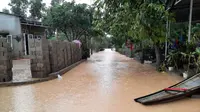 Area permukiman terendam banjir setelah hujan deras mengguyur Provinsi Quang Tri, Vietnam, 20 Oktober 2020. Bencana alam menyebabkan 105 orang tewas dan 27 lainnya hilang di sejumlah wilayah tengah dan dataran tinggi tengah Vietnam sejak awal Oktober. (Xinhua/VNA)
