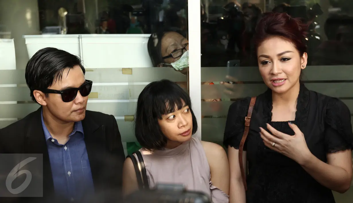 Artis Virnie Ismail memberi keterangan kepada awak media saat menjenguk Julia Perez di Rumah Sakit Cipto Mangunkusumo, Jakarta, pada Kamis (20/4). (Liputan6.com/Herman Zakharia)