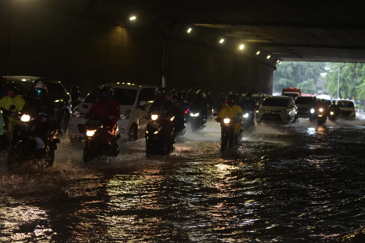 Banjir yang Genangi Terowongan Cawang