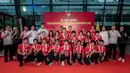 <p>Sejumlah pengurus PBSI dan para pemian, pelatih, serta ofisial tim bulu tangkis Indonesia berfoto bersama dengan trofi Badminton Asia Mixed Team Championships saat acara penyambutan di Terminal 3 Bandara Soekarno Hatta, Tangerang, Senin (17/02/2025). (Bola.com/Bagaskara Lazuardi)</p>