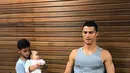 Dalam unggahan foto tersebut, Georgina menuliskan caption panjang yang berbahasa Spanyol. Dan kemudian diartikan oleh Ace Showbiz ke dalam bahasa Inggris, yang pada intinya Georgina bangga menjadi seorang ibu. (Instagram/cristiano)
