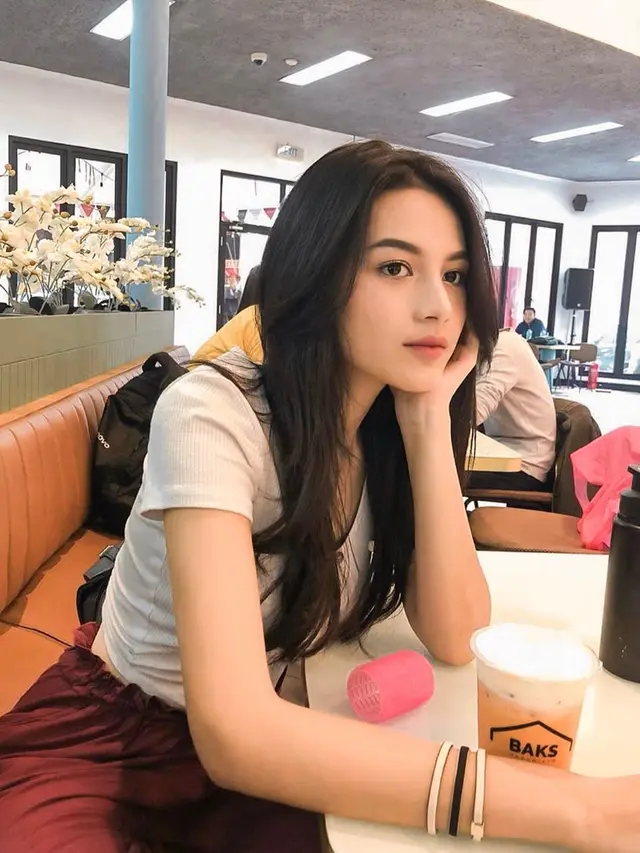 6 Potret Pesona Lania Fira, Wanita yang Dikabarkan Dekat dengan Ariel NOAH