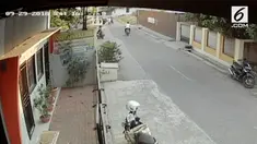 Kawanan begal sadis merampas tas berisi uang Rp 50 juta dan melukai korban. Aksi ini terekam kamera CCTV.