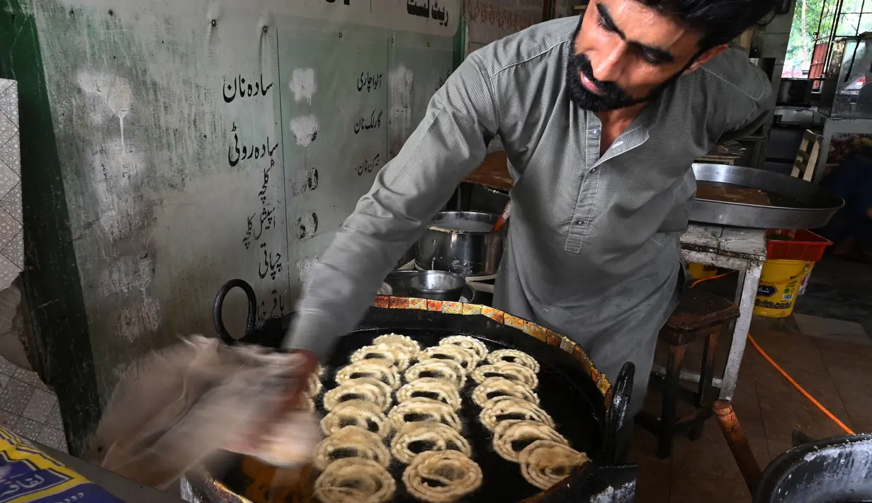 Jalebi banyak dicari umat muslim sebagai sajian saat berbuka puasa pada bulan suci Ramadhan. (Aamir QURESHI/AFP)