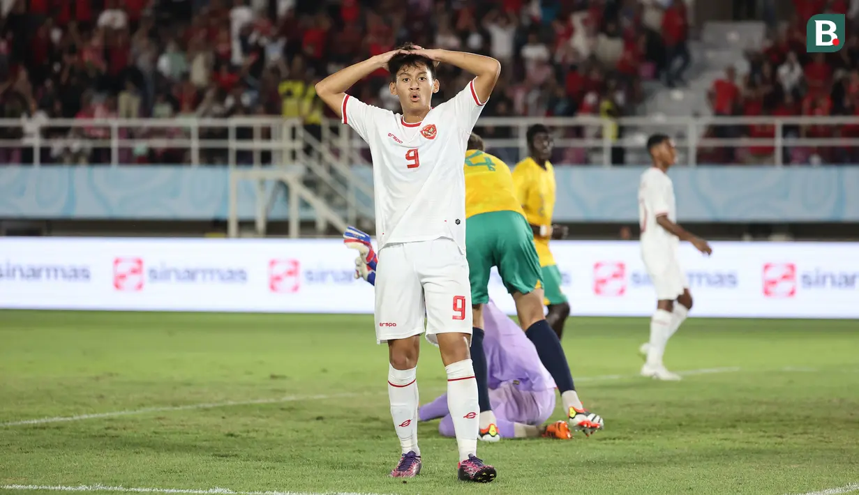 <p>Reaksi kecewa striker Timnas Indonesia U-16, Mochamad Mierza setelah gagal memaksimalkan peluang di depan gawang Timnas Australia U-16 pada laga semifinal Piala AFF U-16 2024 di Stadion Manahan, Solo, Senin (1/7/2024). (Bola.com/Abdul Aziz)</p>